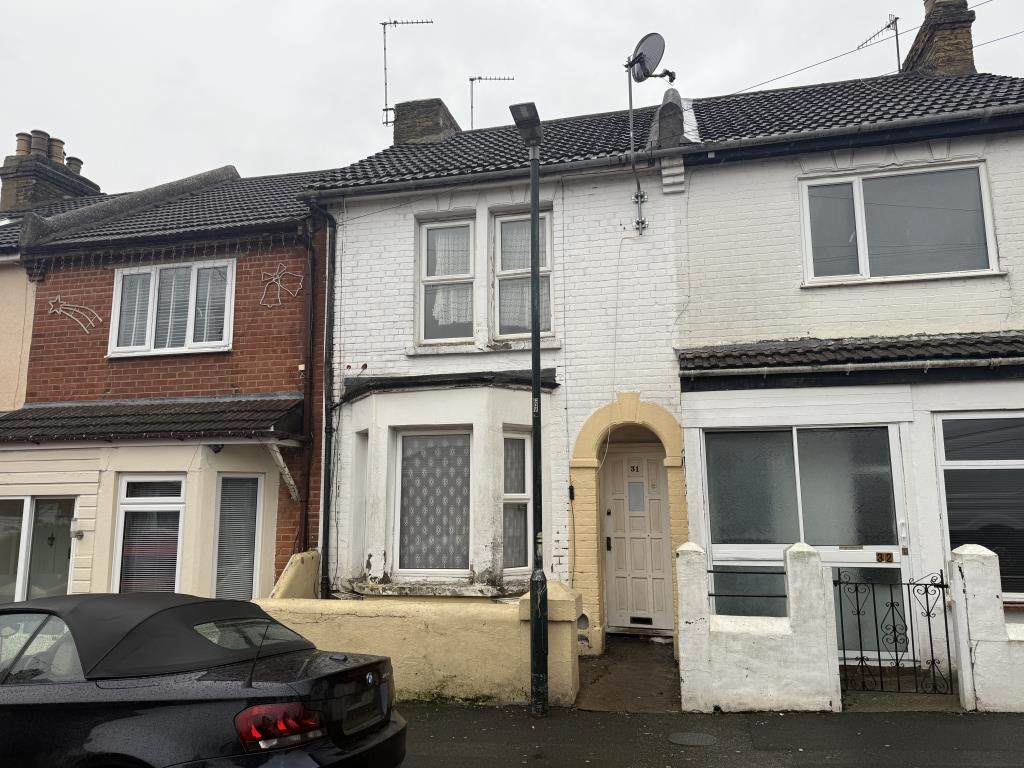 Lot: 5 - HOUSE FOR REFURBISHMENT - Front of House in Need of Refurbishment